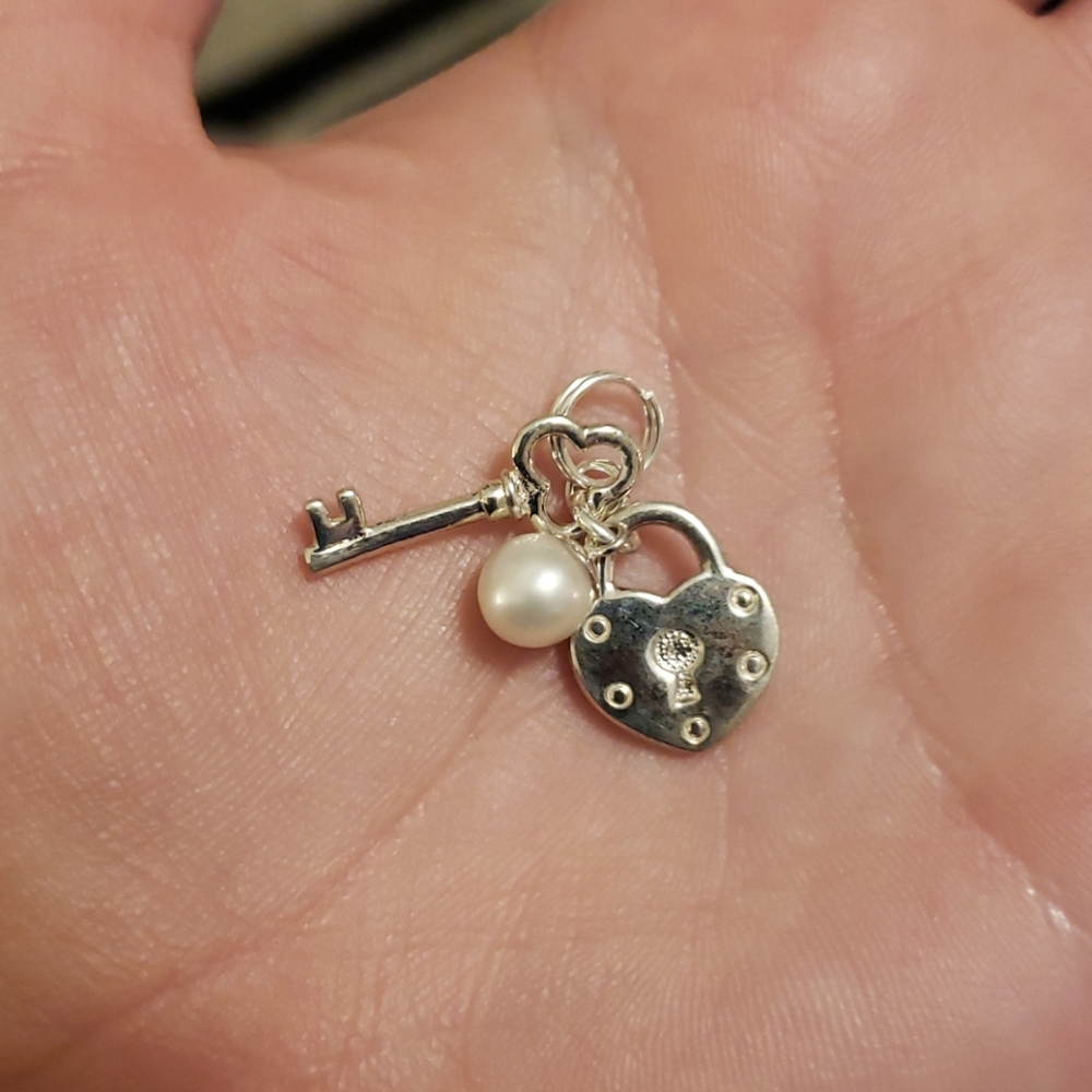 Vantel pearls charm